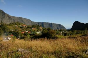 Bergdorf in Afrika mit grünen Hügeln und bunten Häusern, ideal für Afrika Reisen und Safari Abenteuern.
