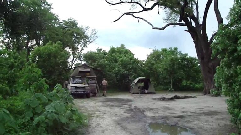 Abgeschiedenes Afrika Safari-Lager in der Natur, ideal für Afrika Wildtiere und Safari-Expeditionen.