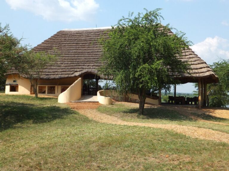 Ein traditionelles afrikanisches Haus mit Strohdach inmitten der Natur.
