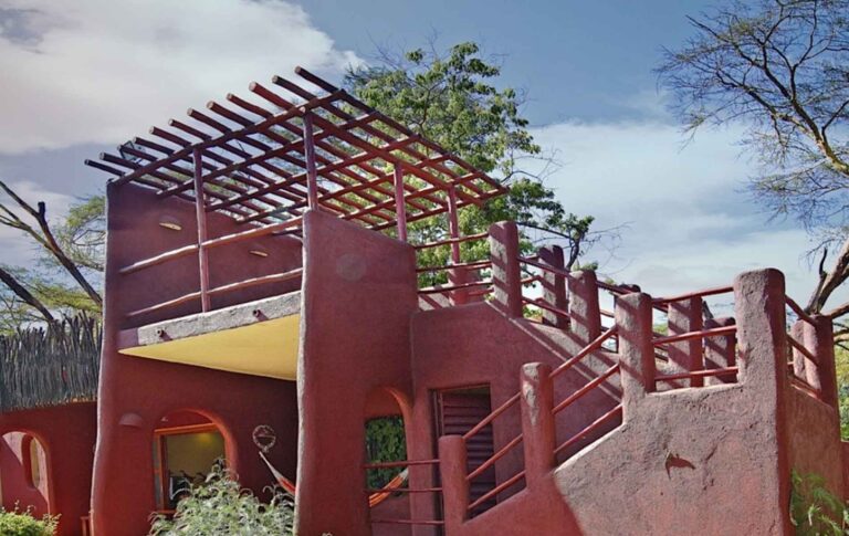 Hübsches Baumhaus im afrikanischen Stil mit natürlicher Bauweise, umgeben von grüner Natur, ideal für Afrika Abenteuer.