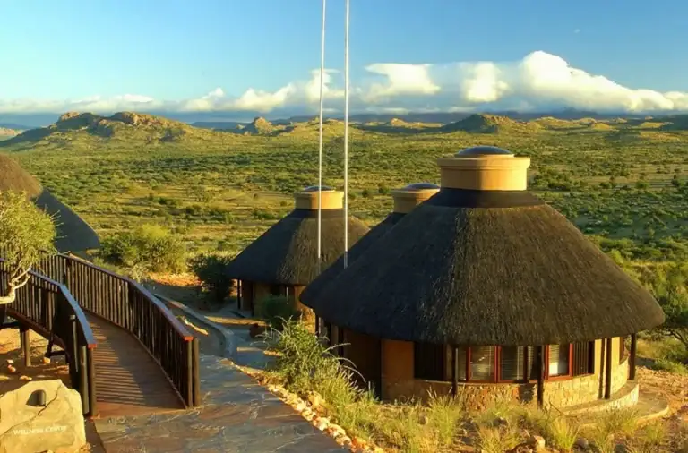 Bunte afrikanische Safari-Immobilie im Outback.