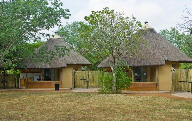 Authentisches afrikanisches Buschhütten-Resort mit Natur, traditionellem Stil und Ruhe.