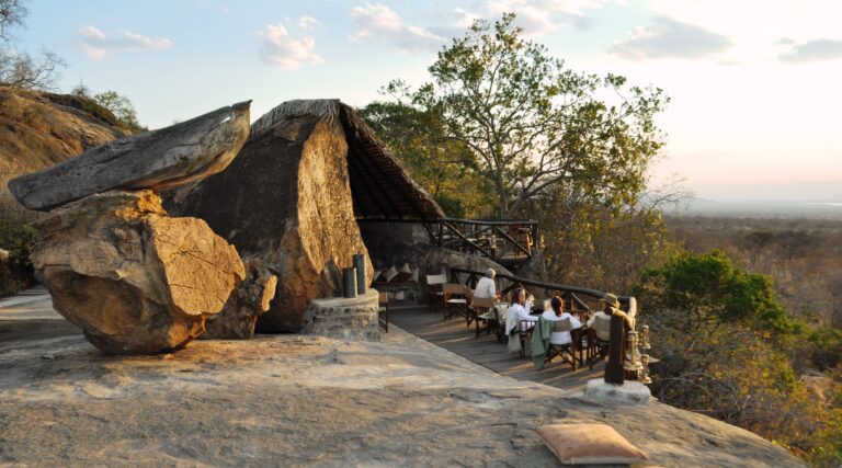 Exklusive Safari-Lodge im afrikanischen Busch mit Naturblick.