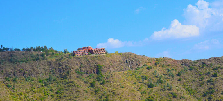 Tansania Safari Lodge auf Hügel mit Blick auf die Natur, perfekte Afrika Reise.