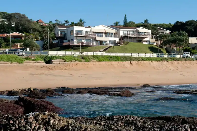 Moderne Ferienhäuser mit Meerblick an der südafrikanischen Küste, ideal für Luxusurlaub und Naturerlebnis.