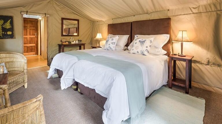 Schlafzimmer in einer Safari-Lodge in Afrika, komfortable Unterkunft mit rustikalem Charme, ideal für Afrika-Reisen.