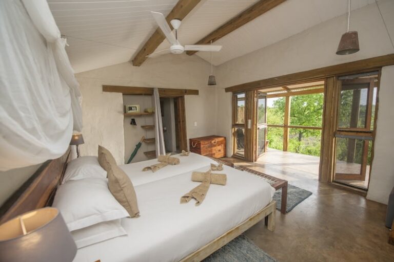 Gemütliches Safari-Zimmer mit Terrasse, Naturblick, afrikanischer Stil, Safari-Reisen.