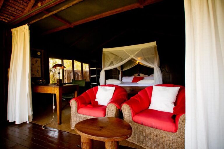 Gemütliches afrikanisches Safari Lodge Zimmer mit Himmelbett in afrikanischer Unterkunft.