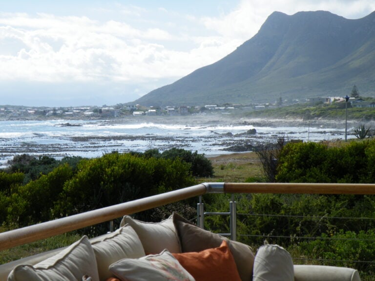Gemütliche Sitzecke mit Blick auf die afrikanische Küste und Berge.