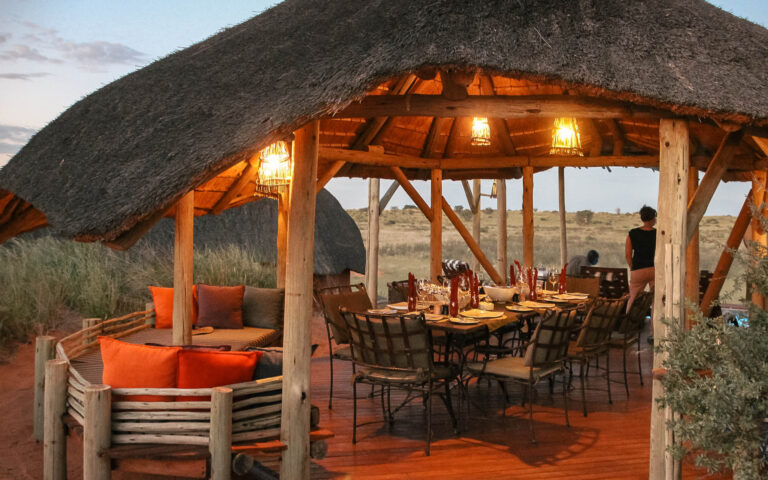 Gemütliches Safari-Lodge-Esszimmer in Afrika, mit rustikalem Stil und Naturflair.