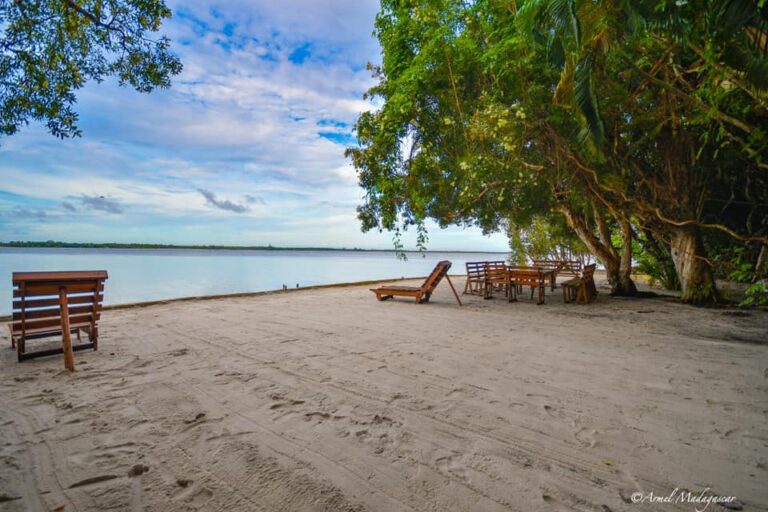 Traumstrand in Afrika mit Liegen und Palmen, ideal für Urlaubsentspannung in Afrika.