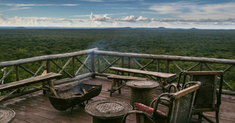 Kurzer ALT-Text: Eindrucksvoll, afrikanischer Safari-Lodge-Aussicht auf die Savanne.