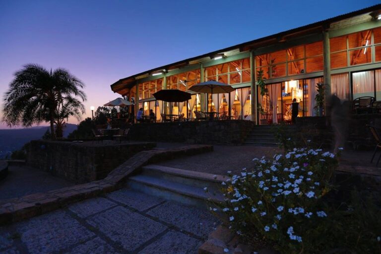 Luxus Afrikareise - Lodge mit Restaurant in Afrika bei Sonnenuntergang.