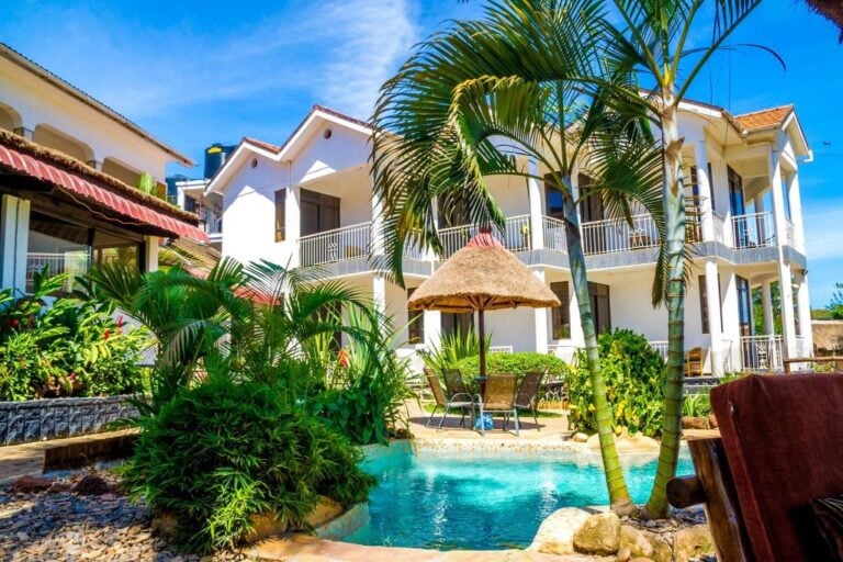 Luxushotel in Afrika mit Pool und Palmen, perfektes Reiseziel für Afrikareisen.