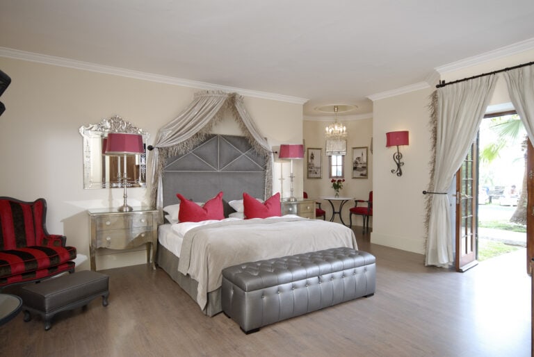 Großzügiges Schlafzimmer, afrikanisches Design, Reise nach Afrika, Safari Urlaub, Lodging.