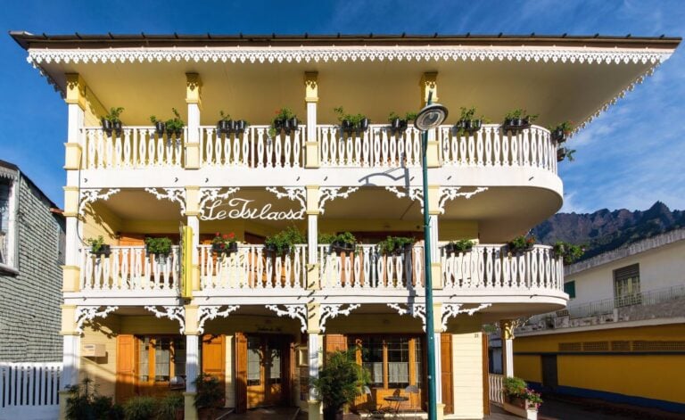 Alt: Charmantes Strandhotel in Sansibar mit Balkon, tropischen Pflanzen und Meerblick, perfekte Afrika-Reise.