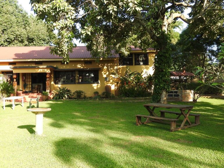 Gemütliches Ferienhaus in Afrika mit Garten und Naturpool.