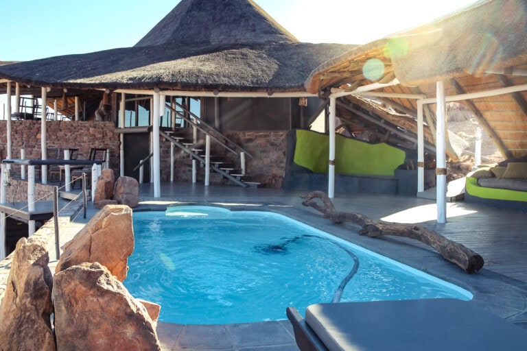 Sonnendchen in afrikanischer Lodge.