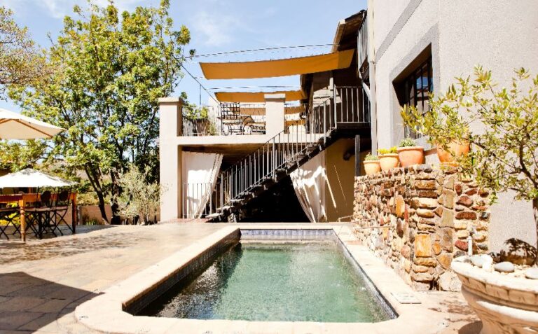 Pool und Terrasse in Afrika Reisetraum.