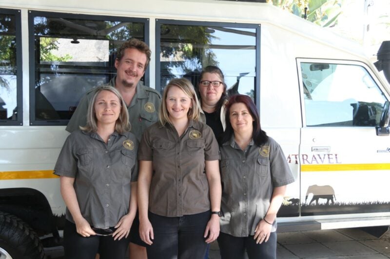 Erfahrenes Afrikareise-Team vor Safari-Jeep.