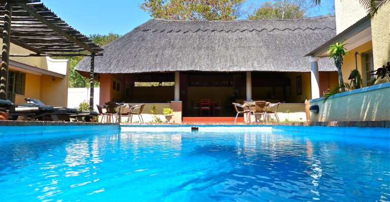 Pool im afrikanischen Resort mit Palmen, Urlaubsfeeling, Safari, Luxus, Afrika Erlebnis.