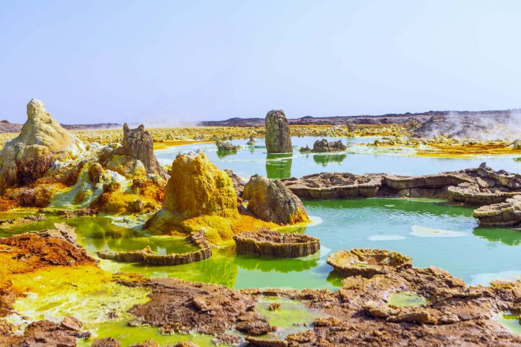 Schwefelsee in Dallol, Äthiopien, mit bunten mineralischen Wasserbecken und einzigartiger Landschaft.
