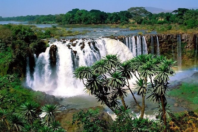 Hochwasserfall in Afrika mit üppiger grüner Vegetation und Wasserfall.