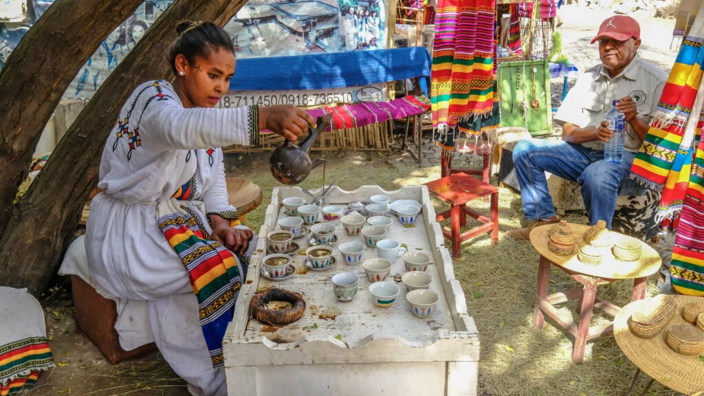 Traditionelle afrikanische Handwerkskunst auf einem Markt in Afrika.