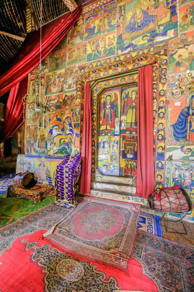 Traditioneller afrikanischer Tempel mit Wandmalereien und Dekorationen.