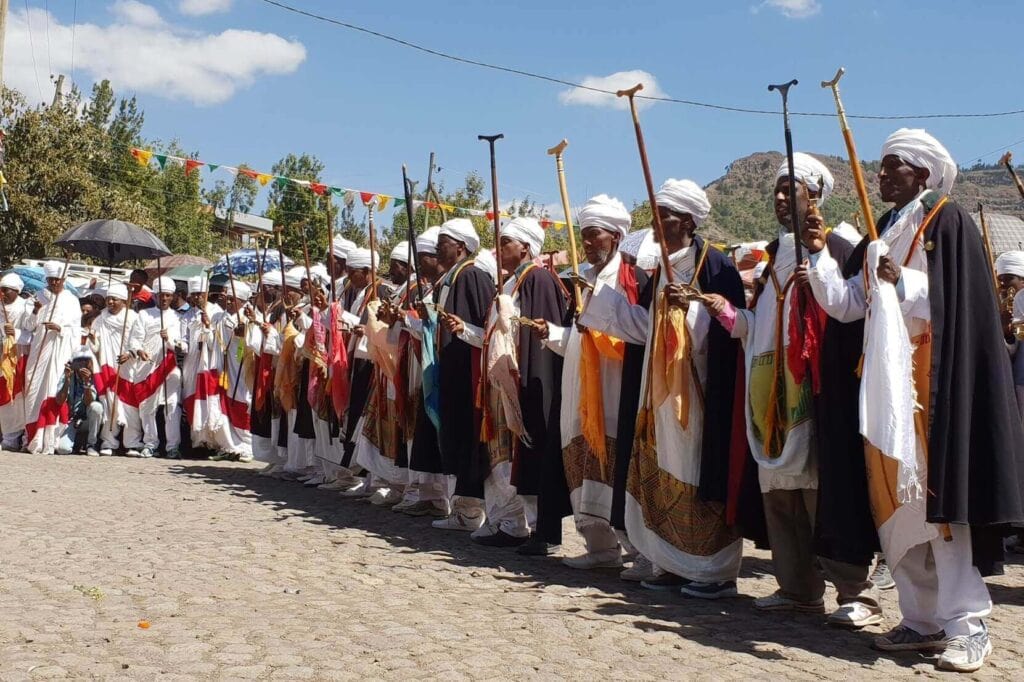 Traditioneller äthiopischer Timket-Feiertag mit Menschen in festlicher Kleidung.