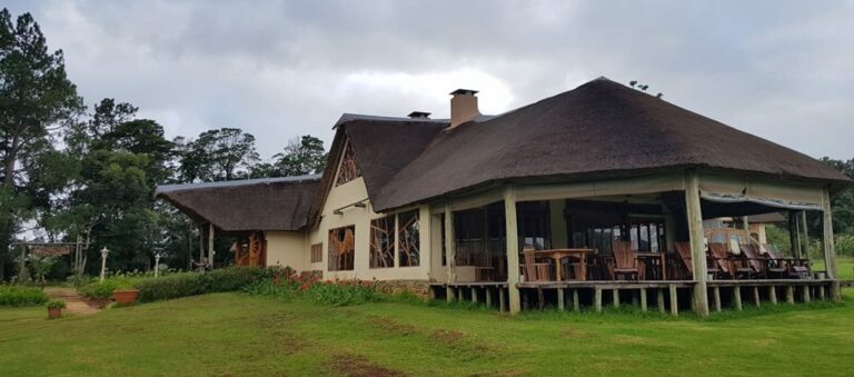 Altes African Lodge mit Terrasse.