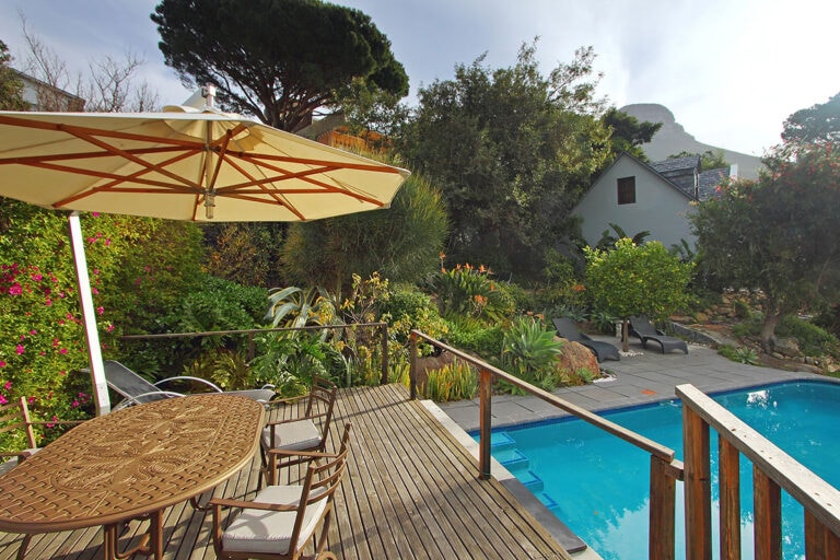 Malerischer Garten mit Pool in Afrika.