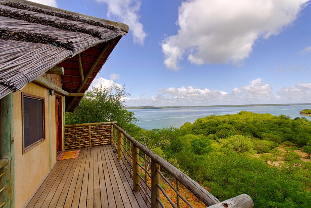 Kurzer Überblick über eine afrikanische Lodge, umgeben von Natur und Gewässern.