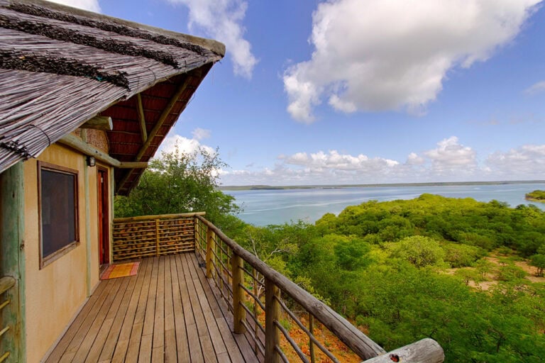 Heller, rustikaler Balkon mit Holzgeländer und Naturblick in Afrika.