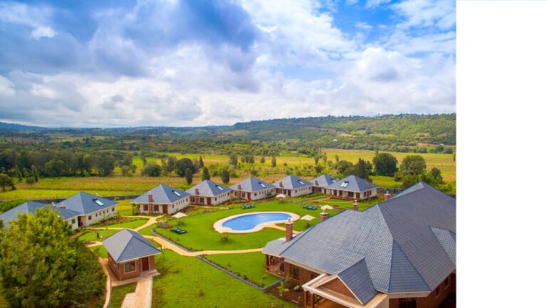 Moderne afrikanische Unterkunft mit Pool.