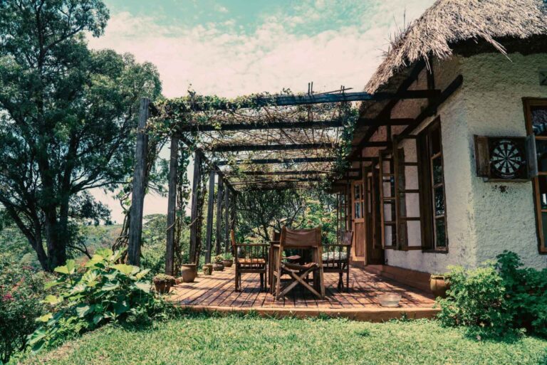Gemütliche afrikanische Lodge im Grünen mit Terrasse, ideal für Safari-Urlaub in Afrika.