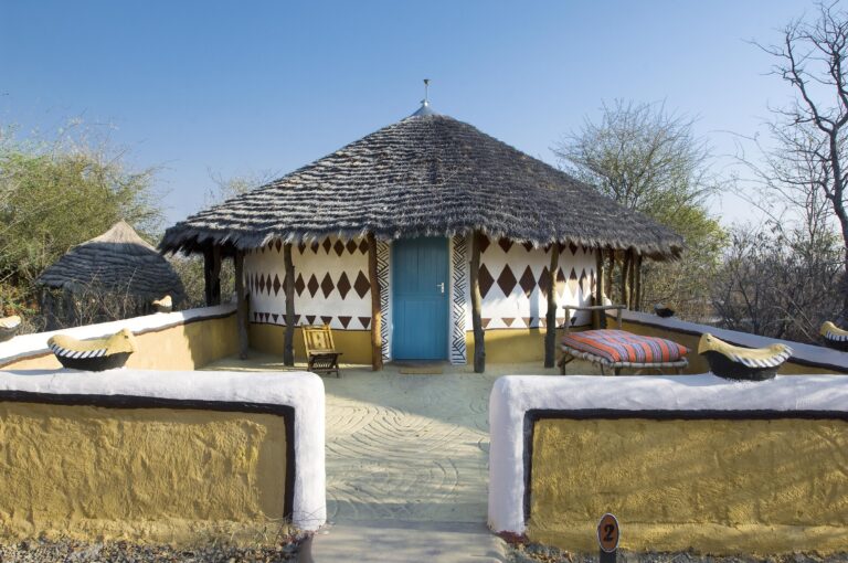 Traditionelles afrikanisches Rundhaus in Natur.