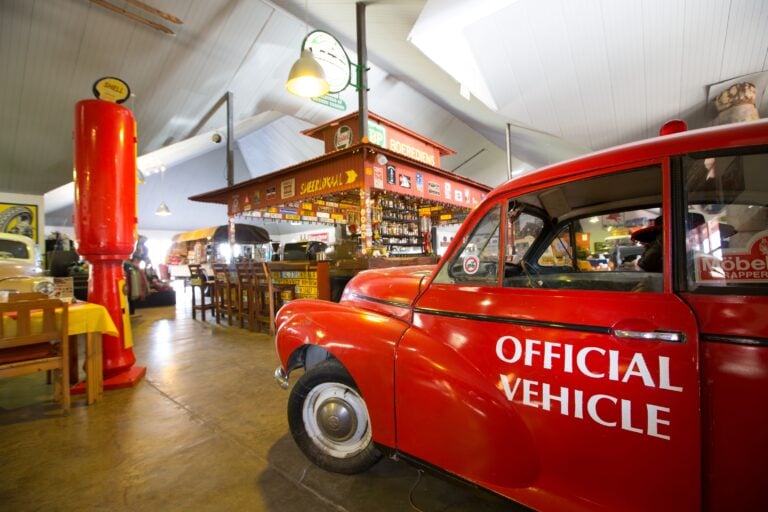 Altes rotes Fahrzeug mit "Official Vehicle" Aufschrift, in einem Safari-Museum.