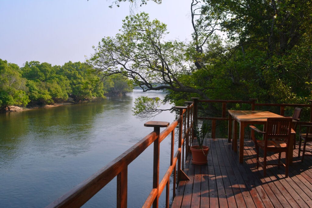 Schöner Steg am Fluss in Afrika, umgeben von Natur, ideal für Safari- und Naturreisen.