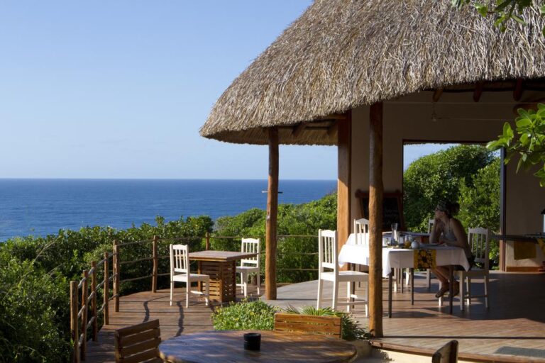 Entspannendes Restaurant mit Meerblick in Afrika, Sandstrand, Palmen, Natur, Urlaub.