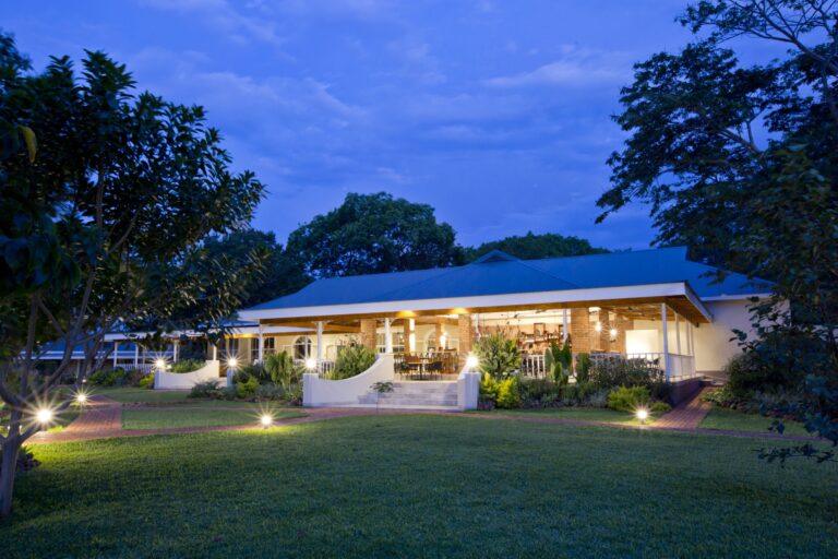 Luxuriöses Safari Lodge mit Garten in Afrika.