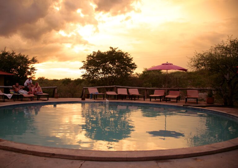 Entspannender Pool bei Sonnenuntergang in einer Safari-Lodge in Afrika.