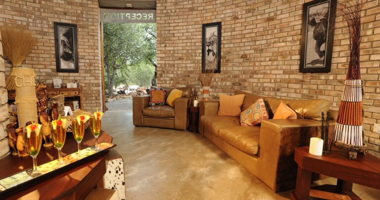 Gemütliche Aufenthaltsraum mit afrikanischem Dekor und afrikanischen Tierbildern.