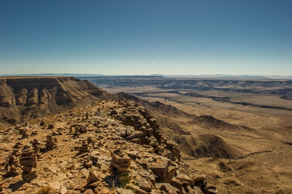 Beeindruckende Wüstenlandschaft in Afrika, mit Sanddünen und Felsen, ideal für Abenteuerreisen.