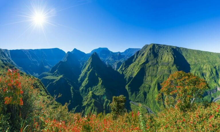 Atemberaubende afrikanische Berglandschaft mit üppiger Vegetation.