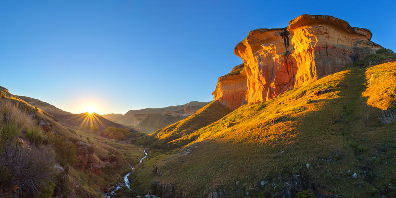 Beste Alt Text: Atemberaubende Landschaft in Afrika bei Sonnenaufgang, ideal für Safari- und Naturreisen.