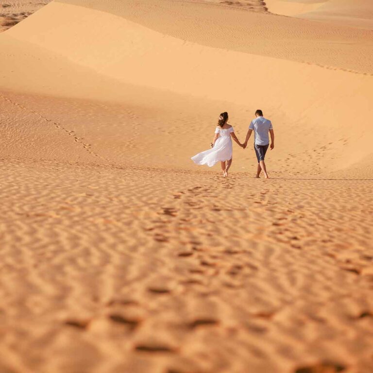 Heiraten in Namibia - Hochzeitspaar läuft durch die Wüste