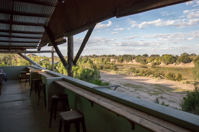 Hochwertiger Safari-Blick auf die afrikanische Natur in einer Lodge.