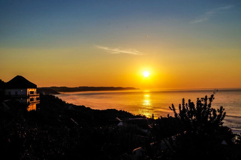 Abendrot über dem Ozean mit afrikanischer Küste.