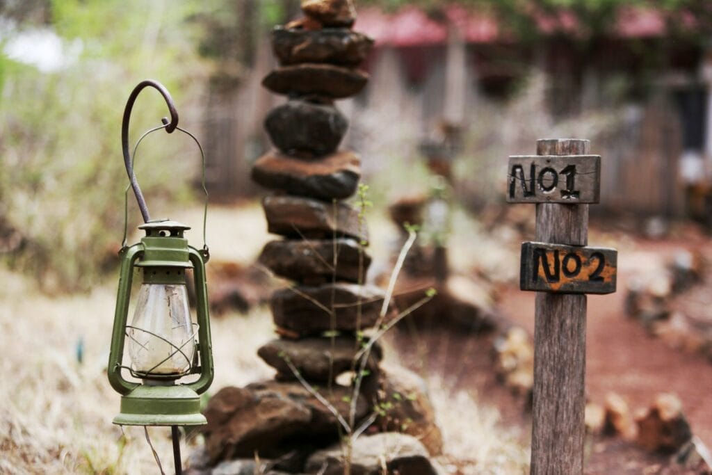 Helles Laternenbild mit Steinmauer und Markierung.